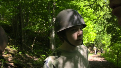 Han ser lite sur ut? Jobbigt att spela in film i vrmen kanske?